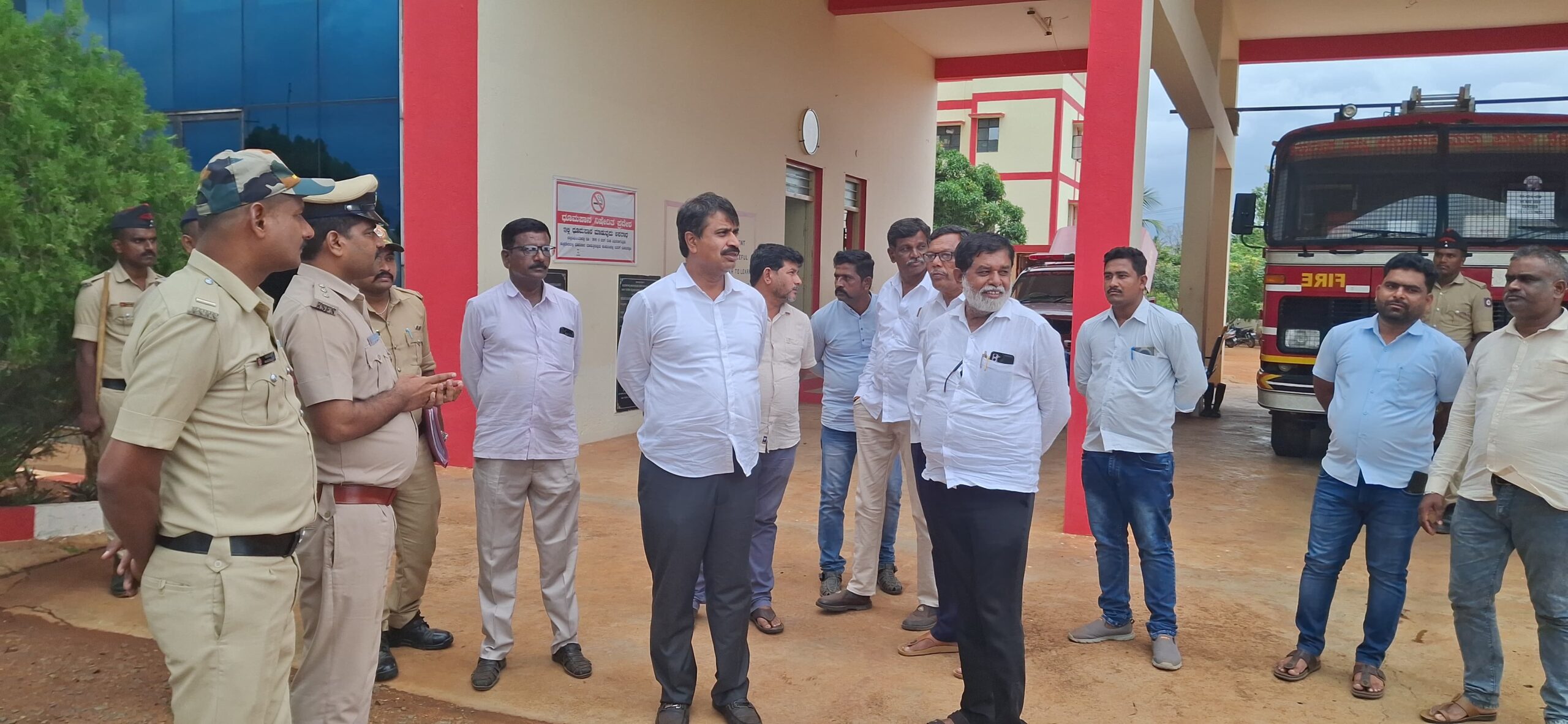 ಅಗ್ನಿಶಾಮಕ ಠಾಣೆಗೆ ಶಾಸಕ ಎಂ.ಆರ್ ಮಂಜುನಾಥ್ ಬೇಟಿ …