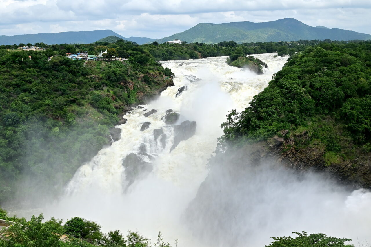 ಗಗನಚುಕ್ಕಿ-ಭರಚುಕ್ಕಿಯಲ್ಲಿ ಕಾವೇರಿಯ ವೈಯ್ಯಾರ – ಪ್ರವಾಹ ಪೀಡಿತ ಪ್ರದೇಶಗಳ ರಕ್ಷಣೆಗೆ ಜಿಲ್ಲಾಡಳಿತ ಕ್ರಮ..!