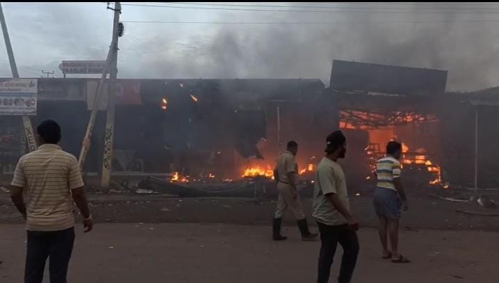 ಬೆಳ್ಳಂಬೆಳಿಗ್ಗೆ  ಶಾರ್ಟ್ ಸರ್ಕ್ಯೂಟ್ ನಿಂದ: ಹೊತ್ತಿ ಉರಿದ  ಬೇಕರಿ ಅಂಗಡಿ…!!