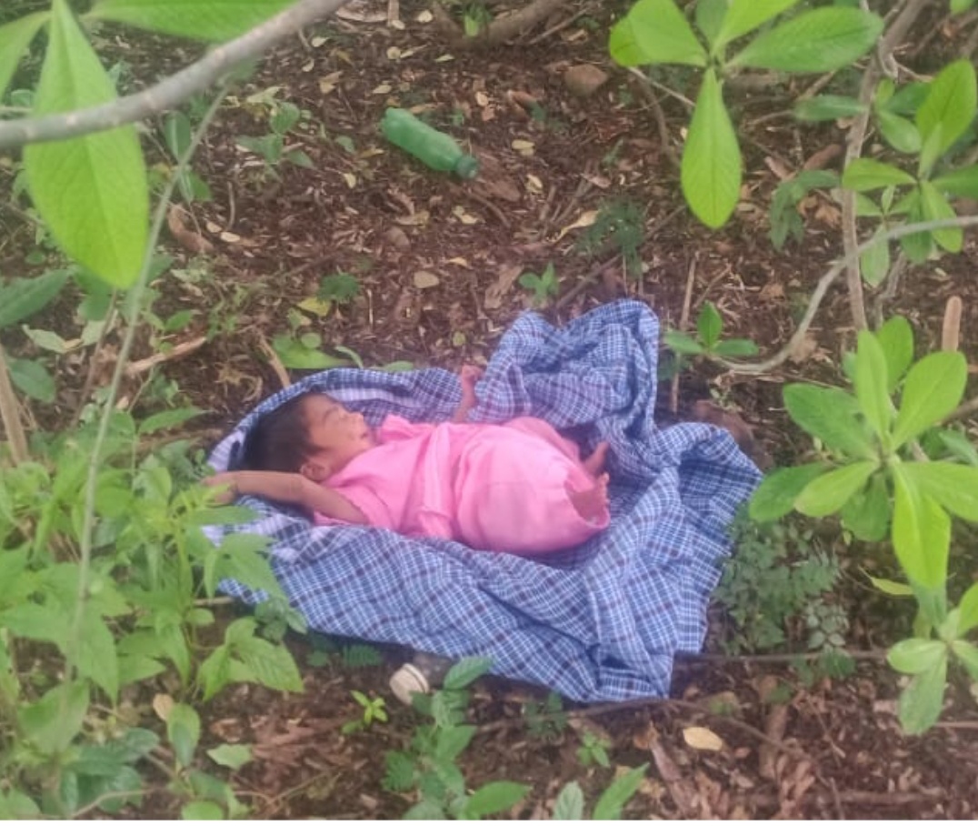 ರಸ್ತೆ ಬದಿಯಲ್ಲಿ ಹಸುಗೂಸು ಬಿಟ್ಟು ಪೋಷಕರು ಪರಾರಿ….!