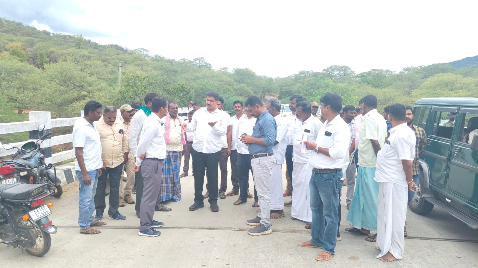 ಹನೂರು ತಾಲೂಕಿನ ವಿವಿಧಡೆ ಅರಣ್ಯದಂಚಿನ ಗ್ರಾಮಗಳಿಗೆ ಭೇಟಿ ನೀಡಿ ಪರಿಶೀಲನೆ ನಡೆಸಿದ, ಶಾಸಕ ಎಂ ಆರ್ ಮಂಜುನಾಥ್.