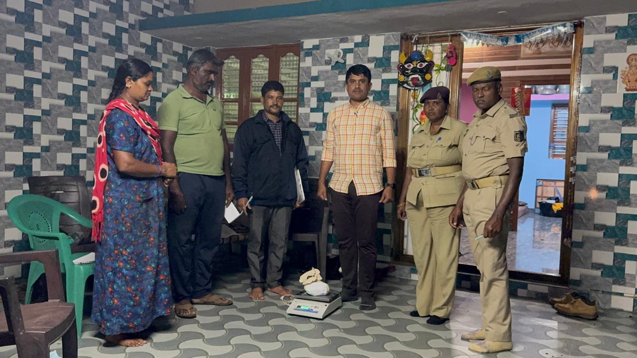 ಅಕ್ರಮ ಗಾಂಜಾ ಸಂಗ್ರಹ : ಮಹಿಳೆ ಪರಾರಿ…!