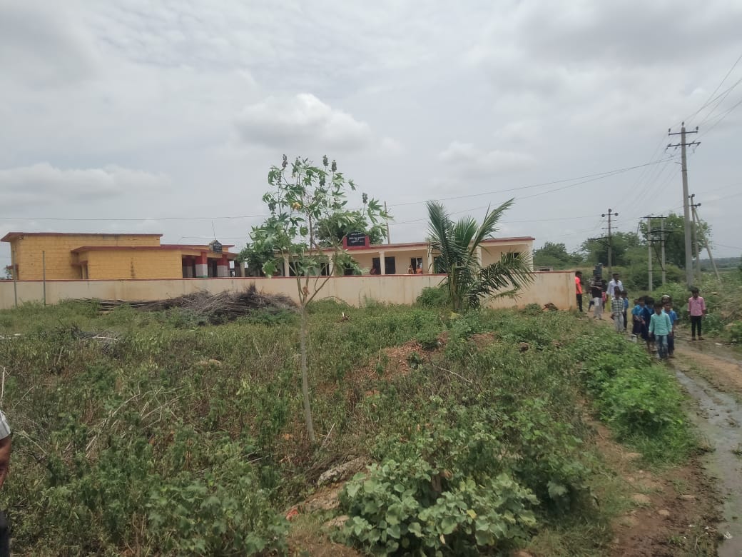 ಹಿಪ್ಪರಗಿ ಎಸ್ಎನ್ ತಾಂಡ  ಕಿರಿಯ ಪ್ರಾಥಮಿಕ ಶಾಲೆಯಲ್ಲಿ: ಮೂಲ ಸೌಲಭ್ಯ ಮರೀಚಿಕೆ..!!