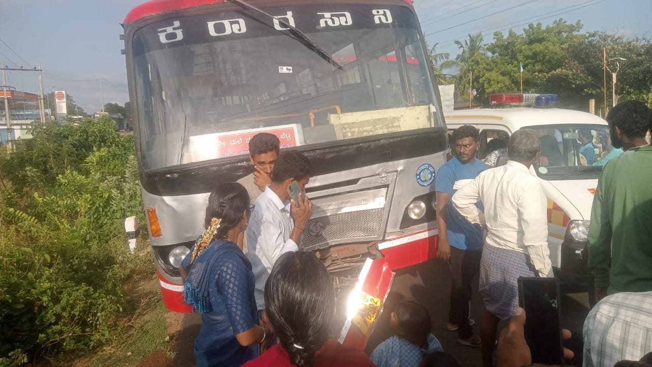 ಸಾರಿಗೆ ಸಂಸ್ಥೆ ಬಸ್ ಹಾಗೂ ಬೈಕ್ ನಡುವೆ ಅಪಘಾತ : ಬೈಕ್ ಸವಾರ ಸ್ಥಳದಲ್ಲೇ ಮೃತ್ಯು…!