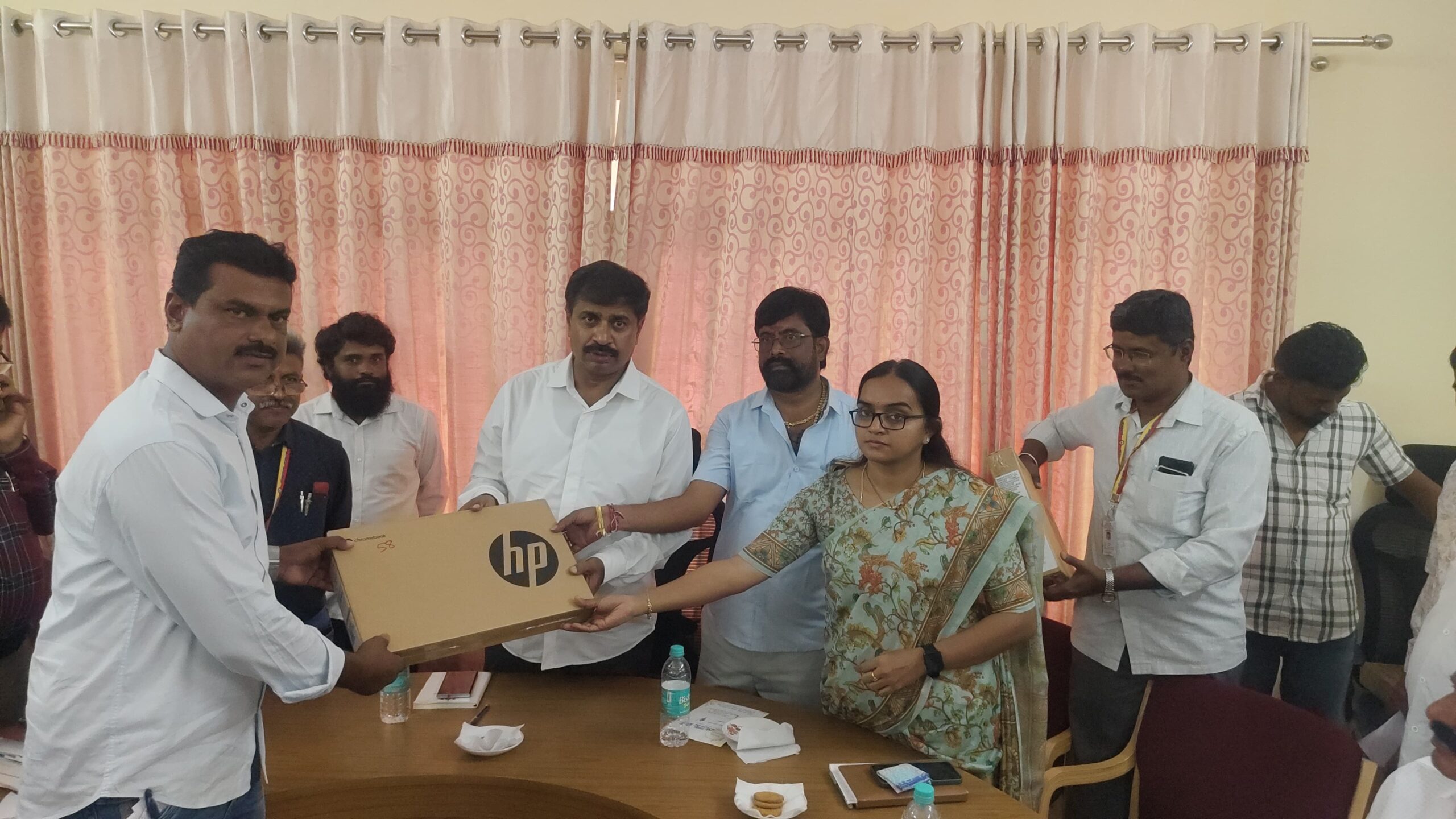 ಗ್ರಾಮ ಆಡಳಿತಾಧಿಕಾರಿಗಳಿಗೆ ಲ್ಯಾಪ್ಟಾಪ್ ವಿತರಿಸಿದ ಶಾಸಕ ಎಂ ಆರ್ ಮಂಜುನಾಥ್..