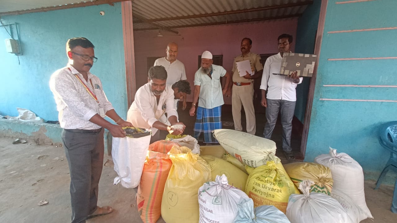 643 ಕೆಜಿ ಪಡಿತರ ಅಕ್ಕಿ ವಶಪಡಿಸಿದ ಪೊಲೀಸರು : ಮನೆಯ ಮಾಲೀಕನ ವಿರುದ್ಧ ಪ್ರಕರಣ ದಾಖಲು…!