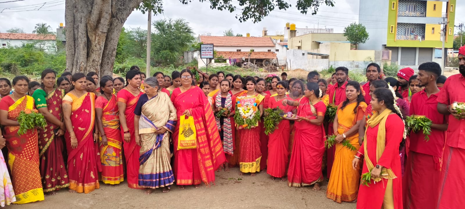 ಓಂ ಶಕ್ತಿ ದೇವಾಲಯದಲ್ಲಿ ಆಡಿ ಮಾಸದ ಪ್ರಯುಕ್ತ ಗಂಜಿಯನ್ನು ಸಮರ್ಪಿಸಿದ ಭಕ್ತಸಮೂಹ