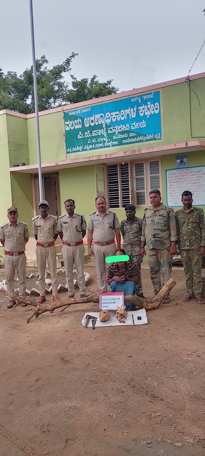 ಶ್ರೀ ಗಂಧದ ಮರ ಕತ್ತರಿಸುತ್ತಿದ್ದ ಒಬ್ಬನ ಬಂಧನ,, ಮತ್ತೊಬ್ಬಪರಾರಿ..!