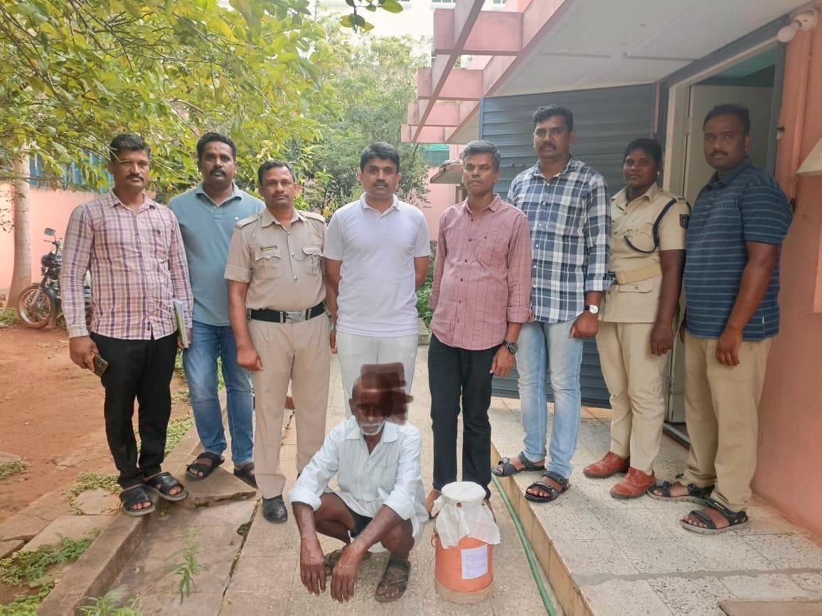 ಹಾಲಿನ ಕ್ಯಾನ್ನಲ್ಲಿ ಗಾಂಜಾ; ಅಬಕಾರಿ ಅಧಿಕಾರಿಗಳ ದಾಳಿ ಆರೋಪಿಯ ಬಂಧನ…!